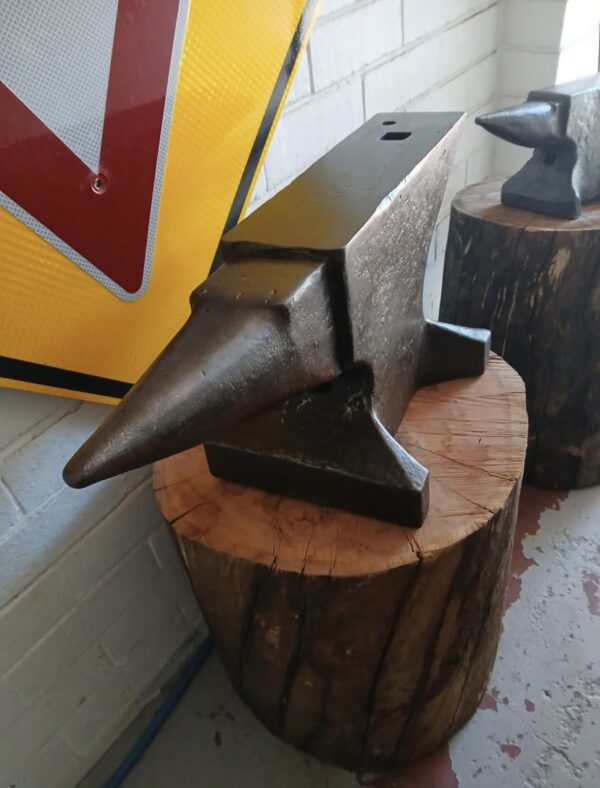 Fairly used British blacksmith anvil 190 LB - Image 2