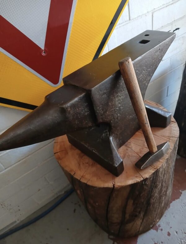 Fairly used British blacksmith anvil 190 LB - Image 4